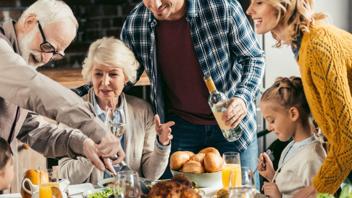 Abnehmen als Mama, Abnehmen ohne Verzicht, Ernährungsstrategien, Essensfreude ohne Reue, Feiertage genießen, Feiertagsessen, gesunde Ernährung, Gewicht halten an Feiertagen, Mama und Ernährung, Nachhaltiges Abnehmen Ernährung ohne Schuldgefühle Balance zwischen Familie und Ernährung Entspannt genießen Keine Diät an Feiertagen, Wohlfühlgewicht als Mama, Ernährungsberatung, Ann-Christin Lindenau, Gewichtszunahme an Feiertagen vermeiden
